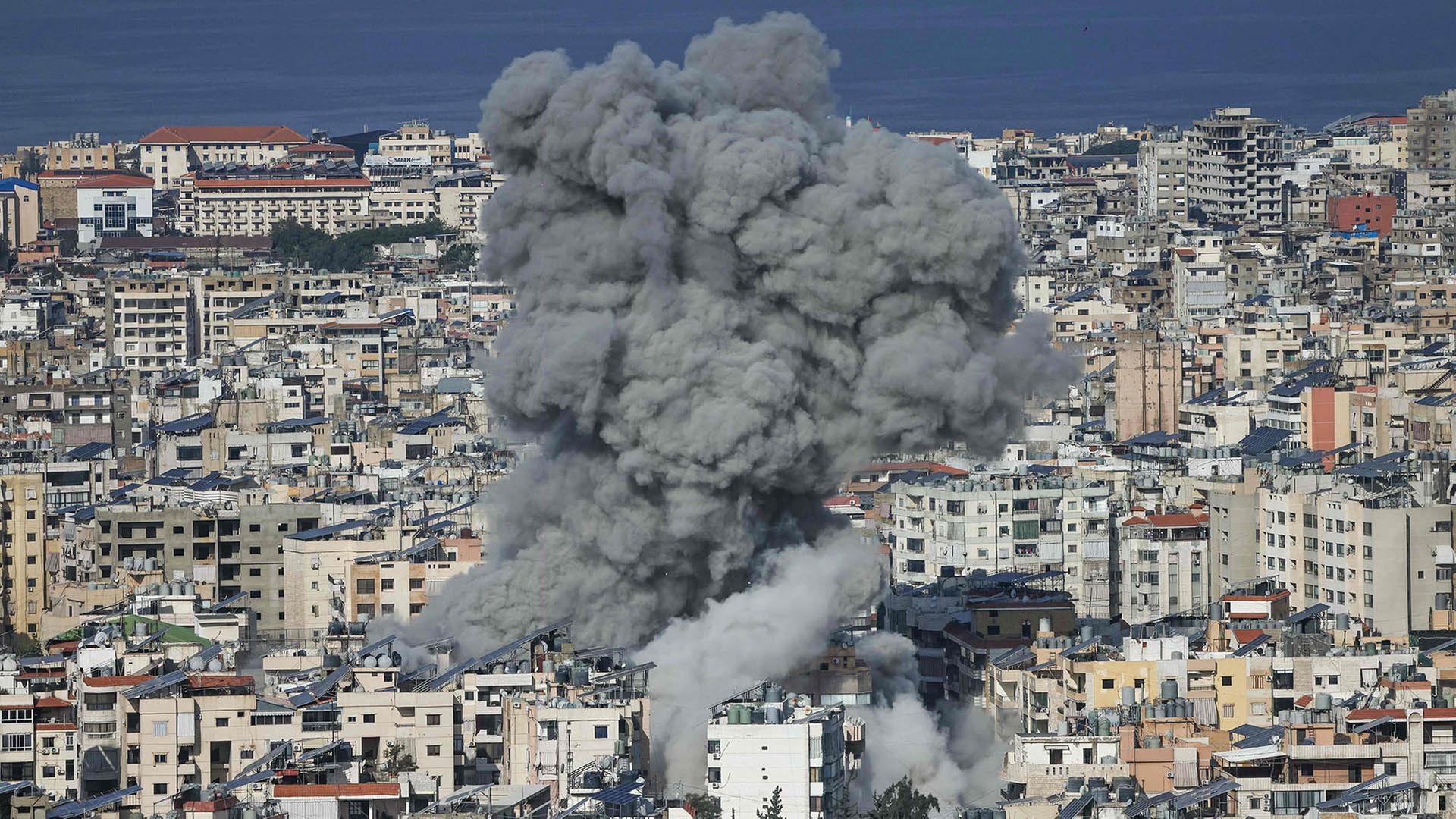 Eine Rauchwolke steigt in den südlichen Vororten des Beiruter Stadtteils Haret Hreik im Libanon auf.  | AFP