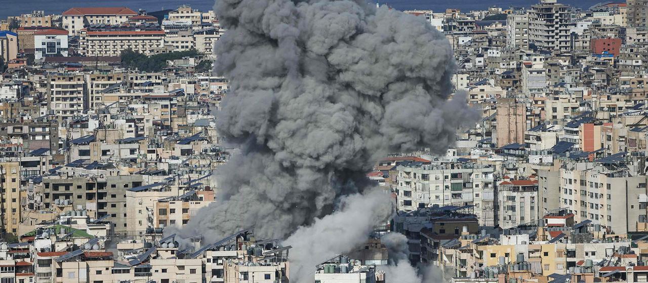 Eine Rauchwolke steigt in den südlichen Vororten des Beiruter Stadtteils Haret Hreik im Libanon auf. 