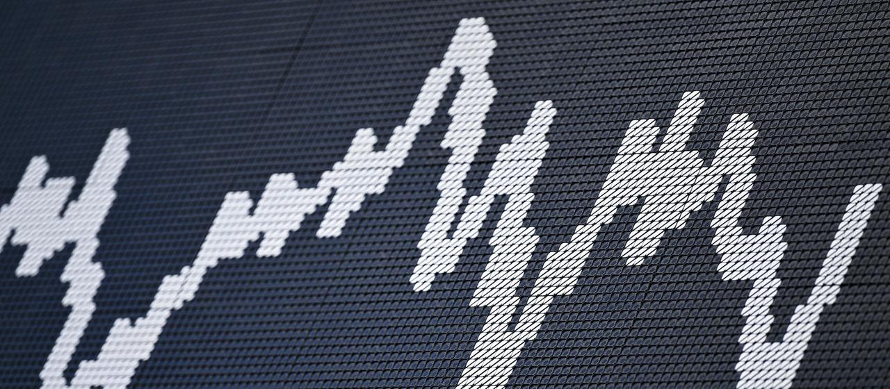 Dax-Kurve im Handelssaal der Frankfurter Börse