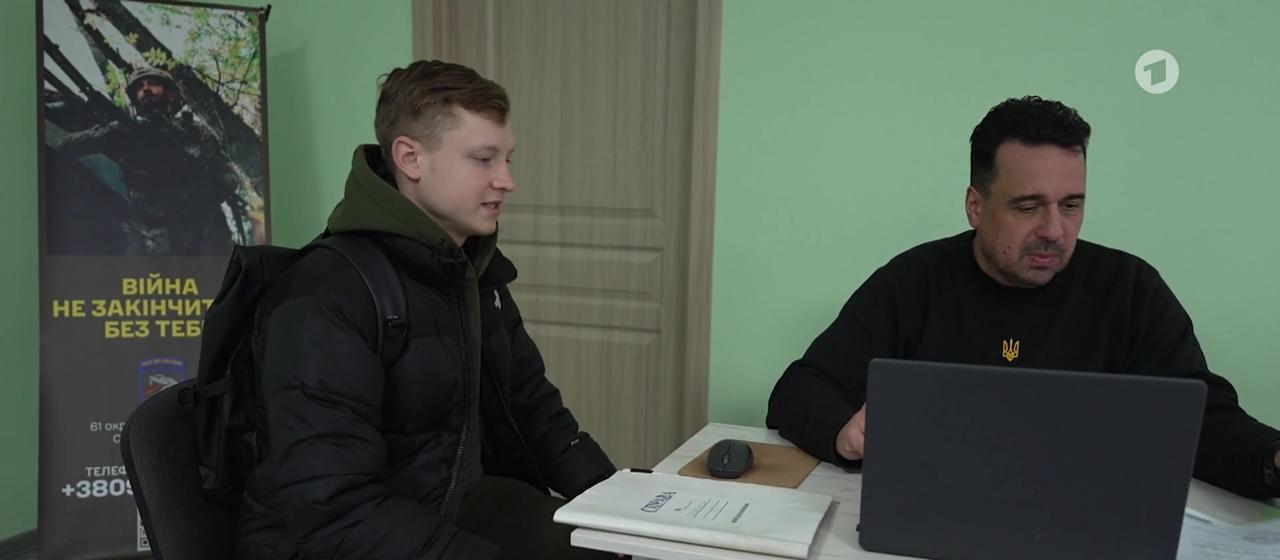 Golod Konstantin im Rekrutierungszentrum | ARD-aktuell Golod Konstantin im Rekrutierungszentrum