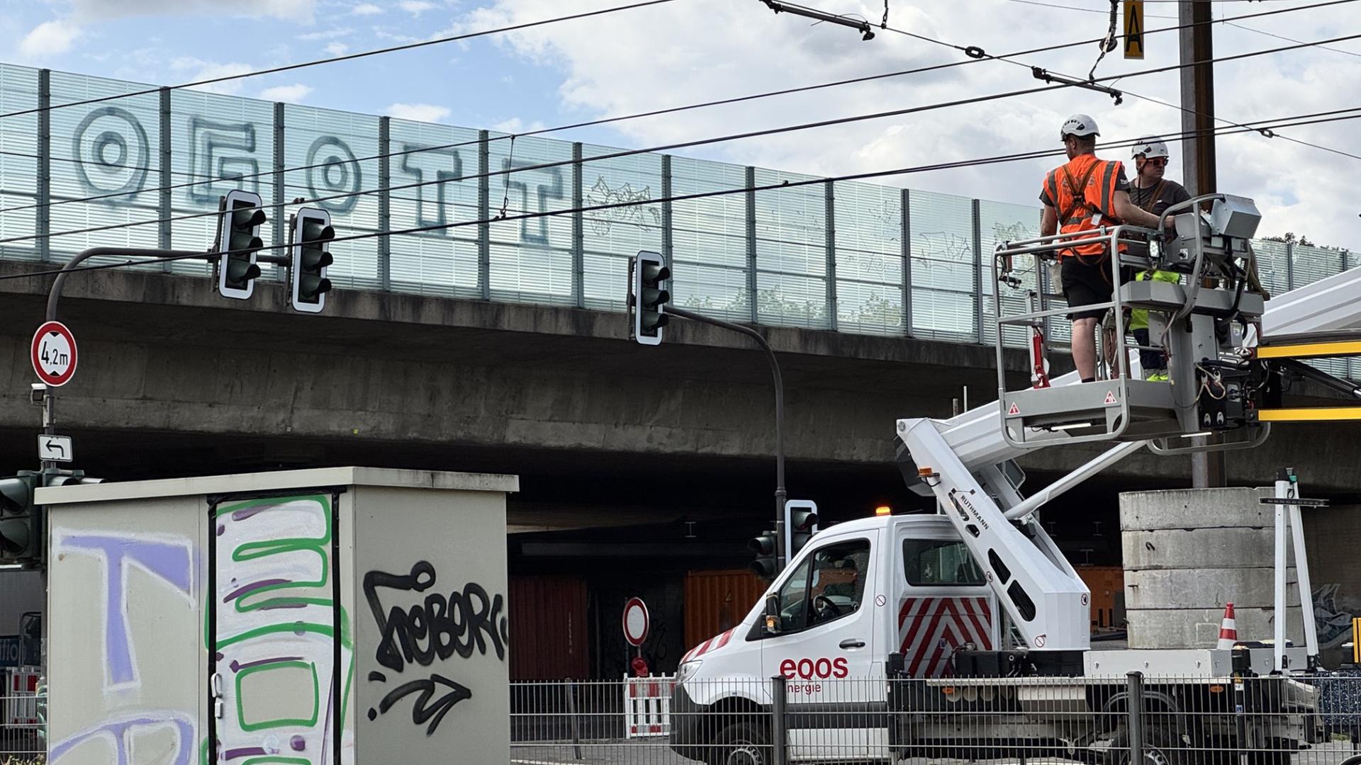 Arbeiten an der Vorlandbr�cke. | WDR/ Simon Mead