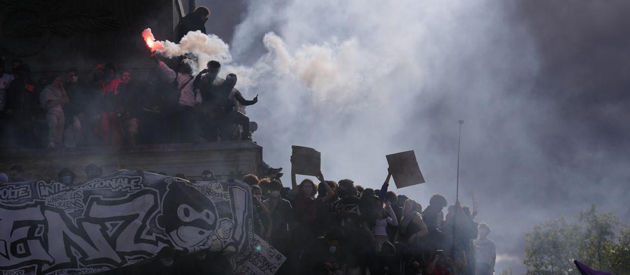 Qualm über Schülerprotesten mit Bannern und Schildern in Paris.