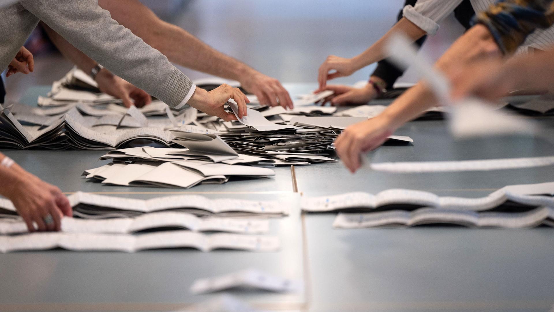 Wahlhelfende bei der Stimmauszählung | dpa