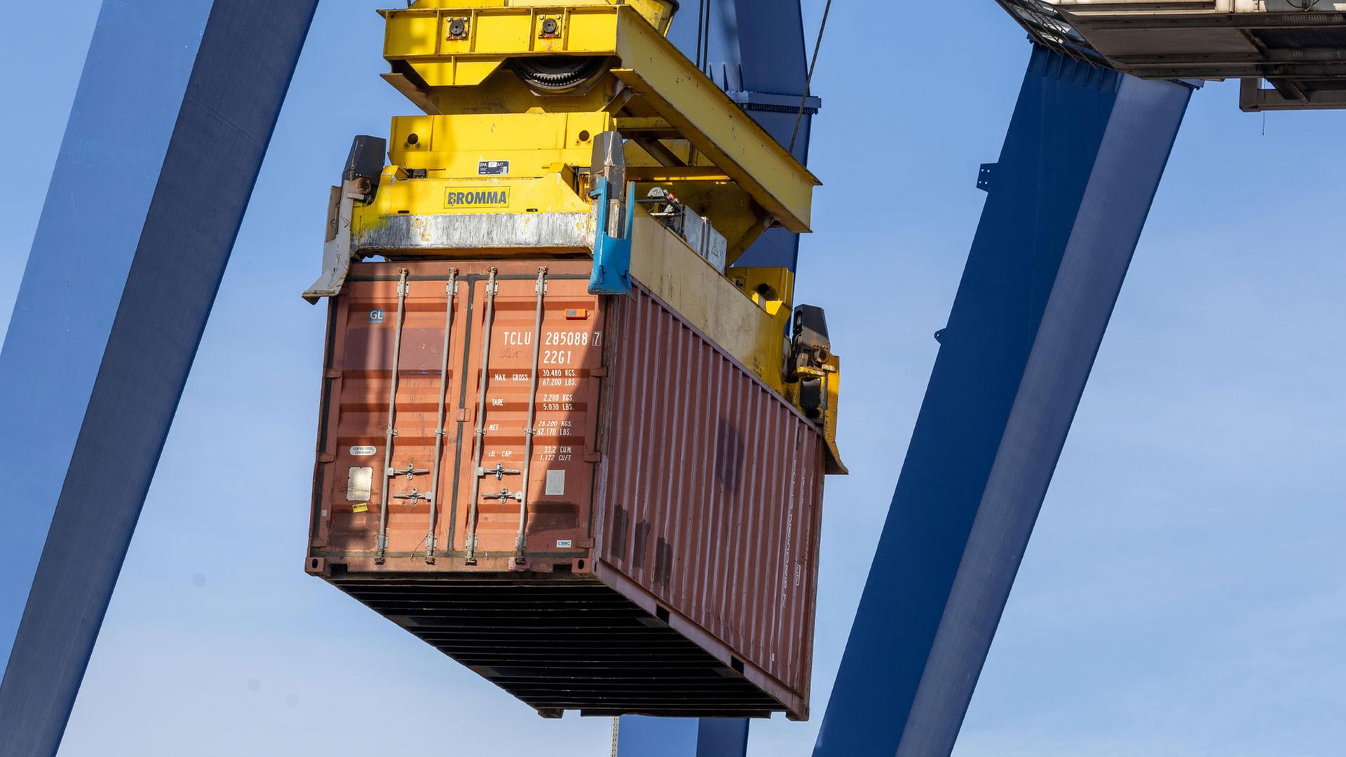 Container im Binnenhafen Mannheim wird verladen. | picture alliance / CHROMORANGE