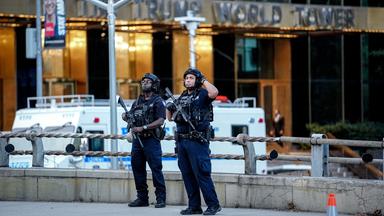 Schwer bewaffnete Polizisten stehen auf der Straße vor dem  Trump World Tower und dem Gebäude der Vereinten Nationen in New York.