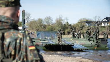 Deutsche Soldaten der NATO Response Force (NRF) trainieren eine Gewässerüberquerung mit Amphibienfahrzeugen im Rahmen der Militärübung "Wettiner Schwert" bei Tangermuende.