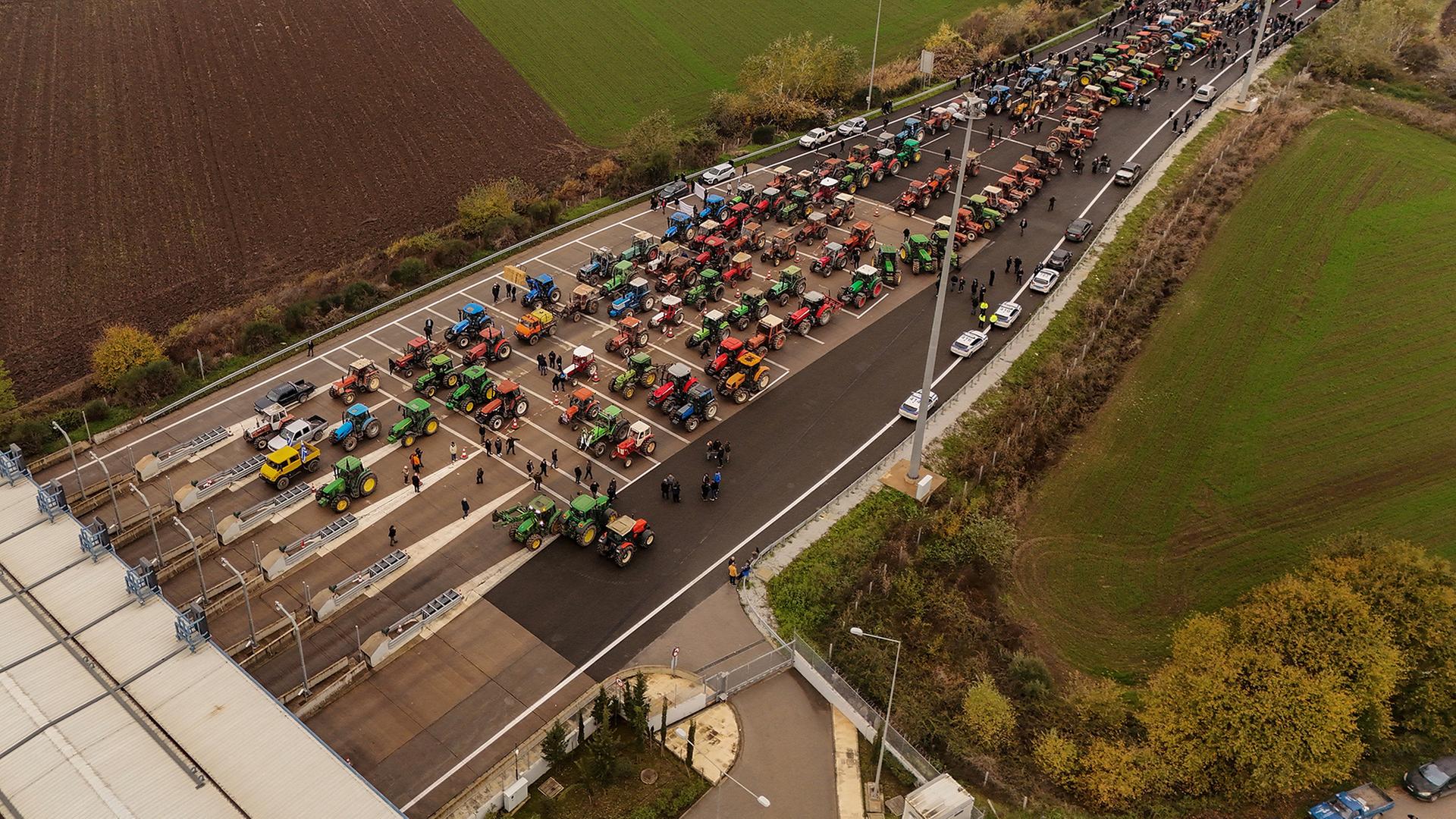 Die Drohnenaufnahme zeigt Traktoren von Landwirten, die in der Nähe von Trikala (Griechenland) eine Nationalstraße in der Nähe einer Mautstelle blockieren. | REUTERS