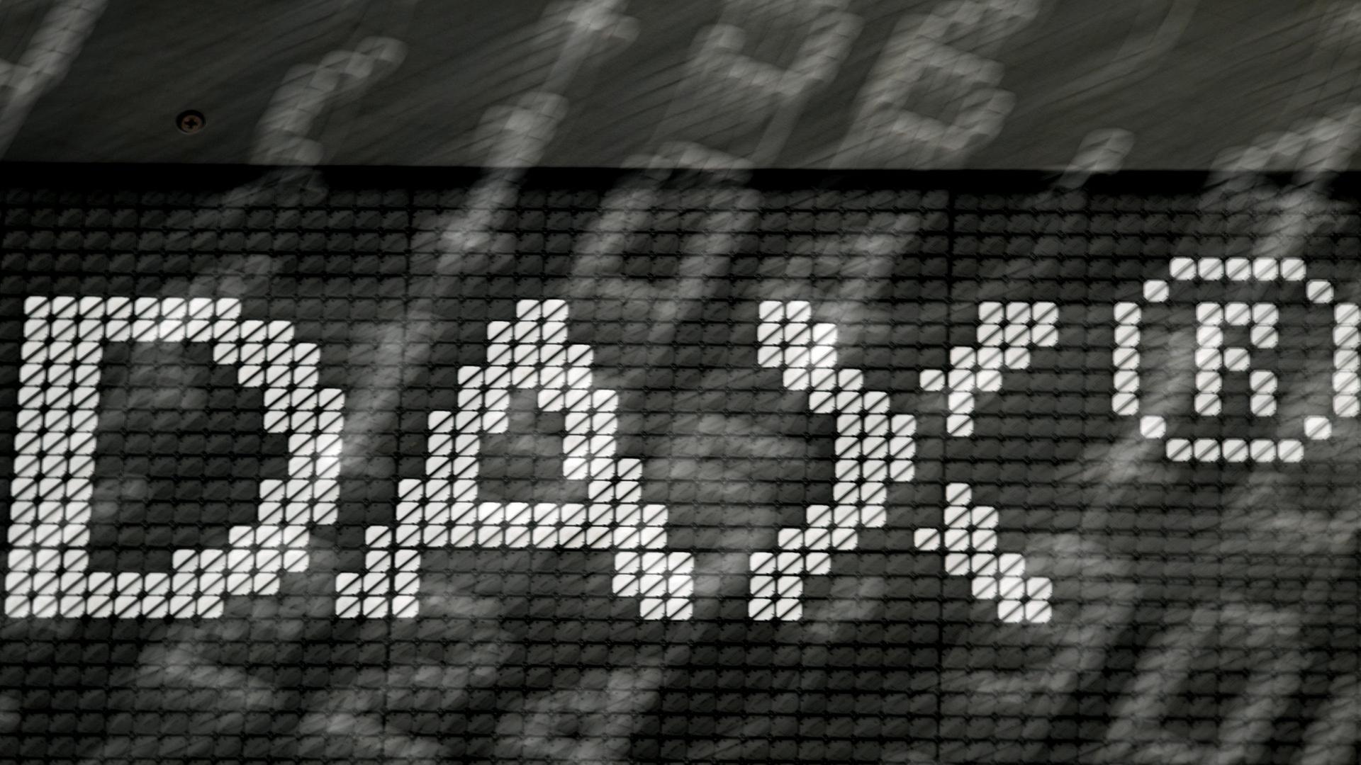 Schriftzug des DAX auf einer Kurstafel in Frankfurt | picture alliance/dpa