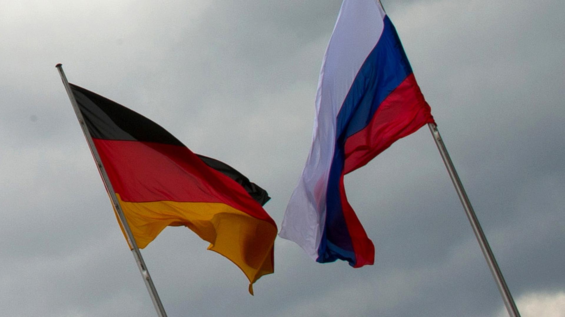 Die deutsche und die russische Flagge | dpa
