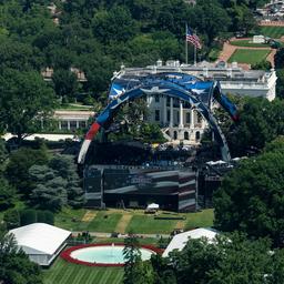 Vor dem Weißen Haus steht eine große blaue UFC-Käfigkampf-Arena