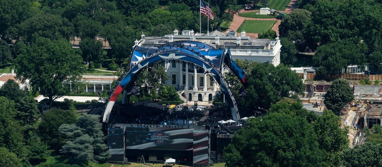 Vor dem Weißen Haus steht eine große blaue UFC-Käfigkampf-Arena