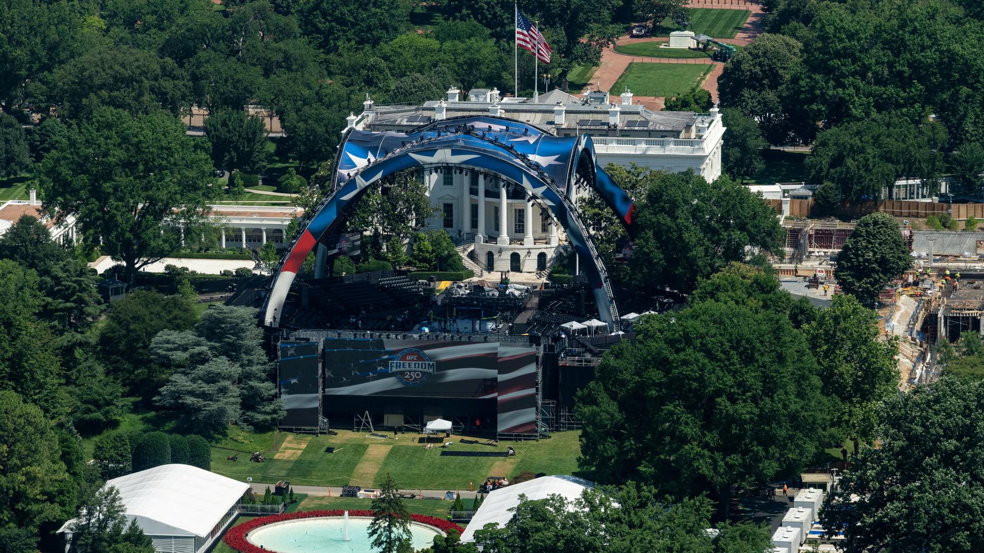 Vor dem Weißen Haus steht eine große blaue UFC-Käfigkampf-Arena | REUTERS
