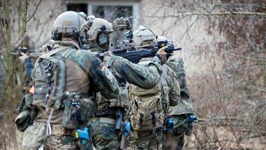 Bundeswehrsoldaten der Eliteeinheit Kommando Spezialkräfte (KSK) trainieren den Häuserkampf und eine Geiselbefreiung (Archivbild).