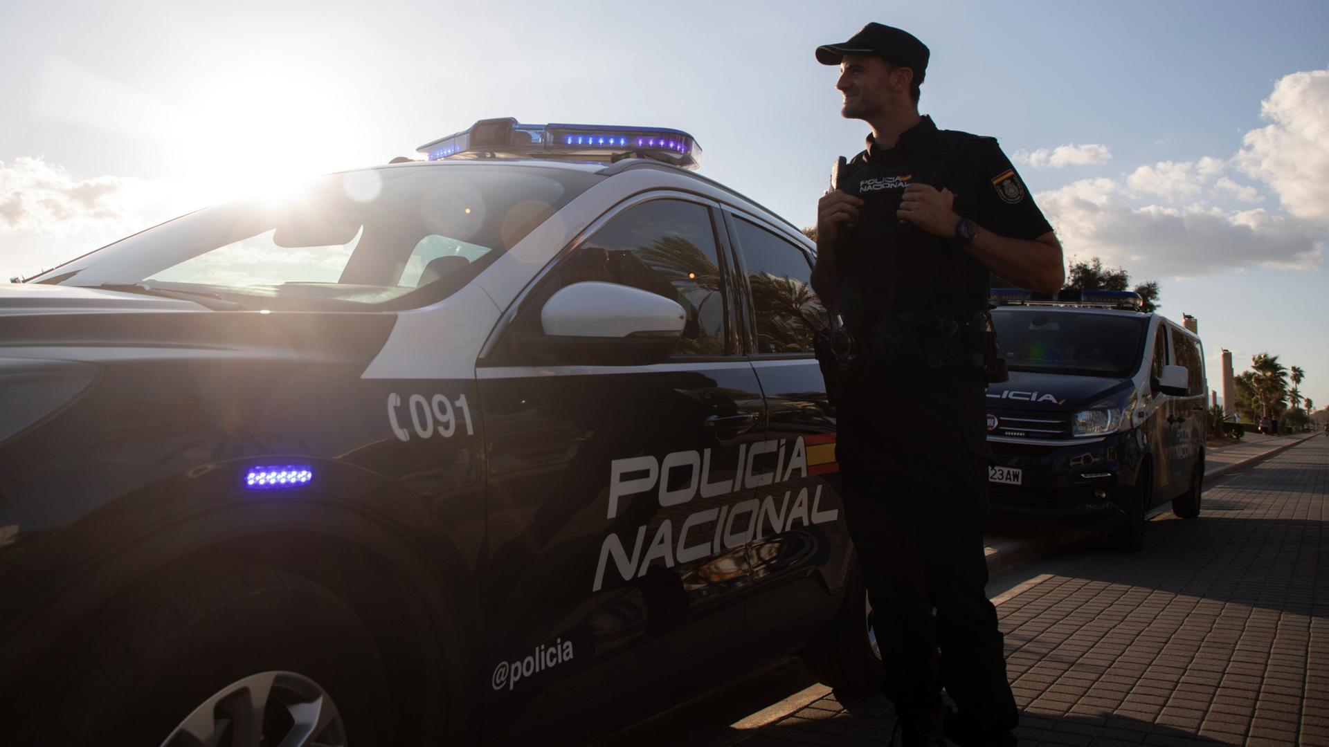 Ein Polizist der spanischen Policia Nacional patroulliert am Strand von El Arenal, Mallorca. | Clara Margais/dpa