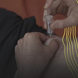 Ein Mann setzt sich eine EPO-Einmalspritze.