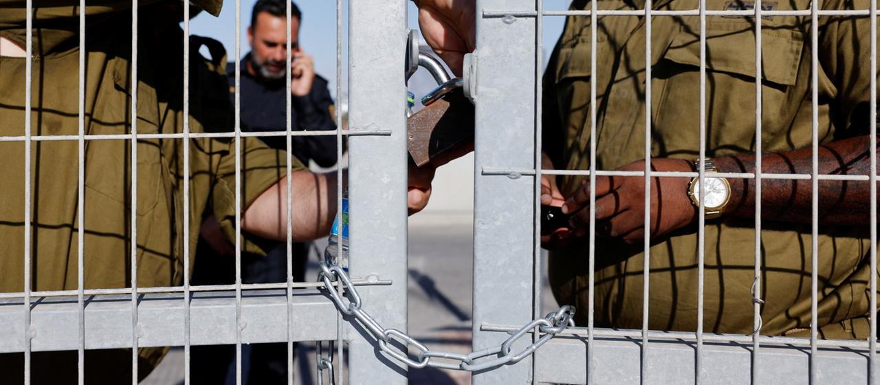 Israelische Soldaten sperren ein Tor im Gefängnis Sde Teiman ab. | REUTERS Israelische Soldaten sperren ein Tor im Gefängnis Sde Teiman ab.