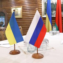 Eine russische und eine ukrainische Fahne auf einem Tisch