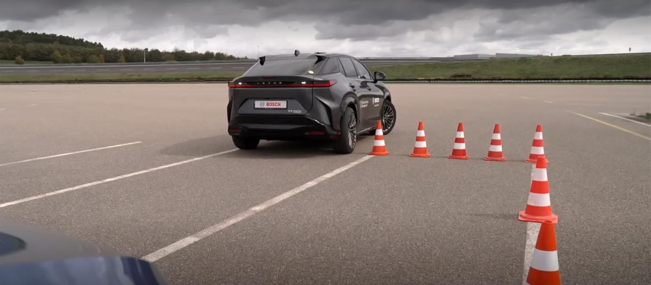 Ein Auto von Bosch auf einer Teststrecke.