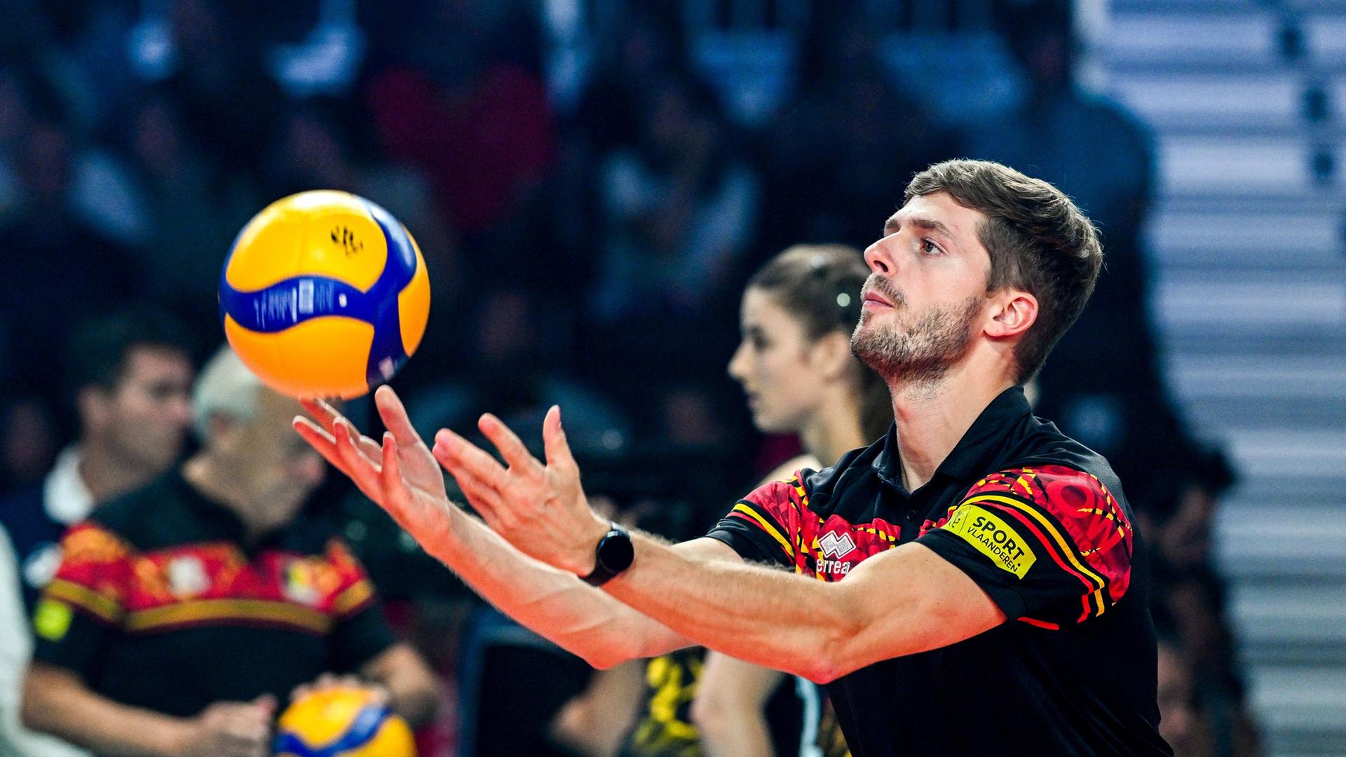 29 Jahre alter Coach beim VC Wiesbaden: Trainer-Rookie Sens ist hart, aber herzlich