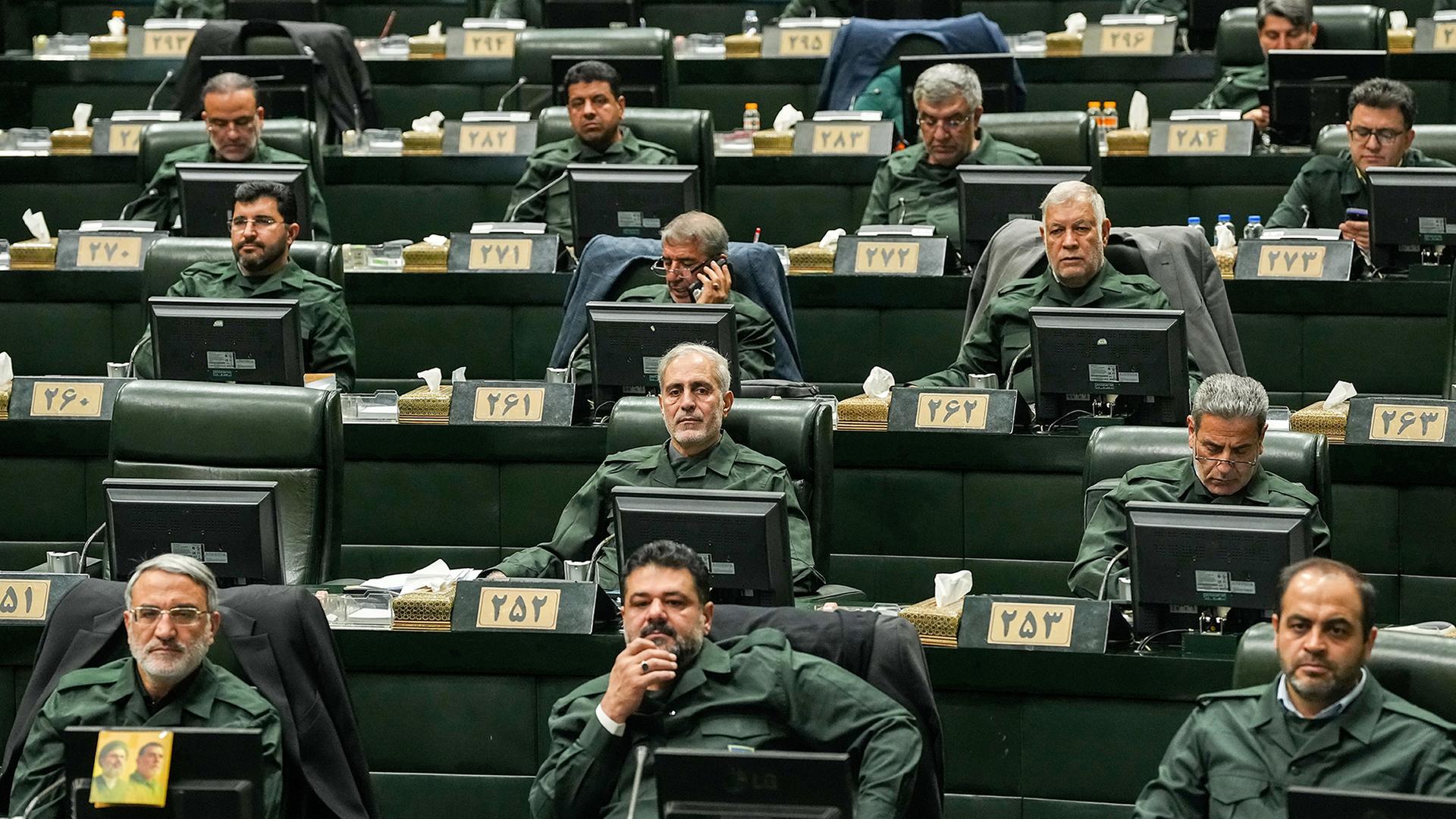 Auf diesem von der Nachrichtenagentur der Islamischen Beratenden Versammlung (ICANA) veröffentlichten Foto nehmen iranische Gesetzgeber in Uniform der Revolutionsgarde an einer Parlamentssitzung teil. | Consultative Assembly News Agency;AP/dpa