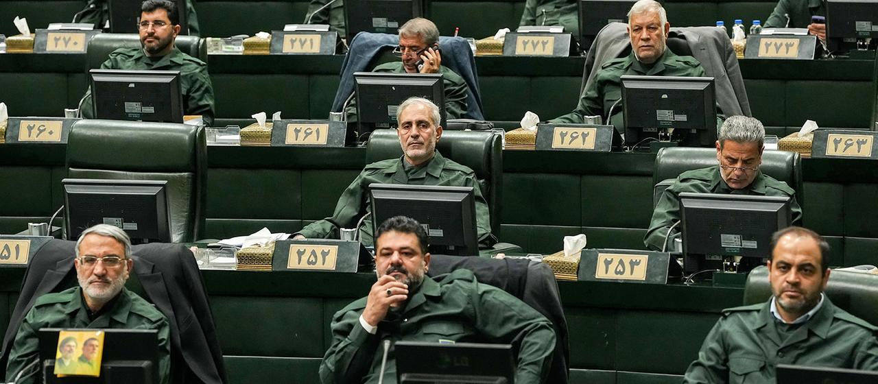 Auf diesem von der Nachrichtenagentur der Islamischen Beratenden Versammlung (ICANA) veröffentlichten Foto nehmen iranische Gesetzgeber in Uniform der Revolutionsgarde an einer Parlamentssitzung teil.