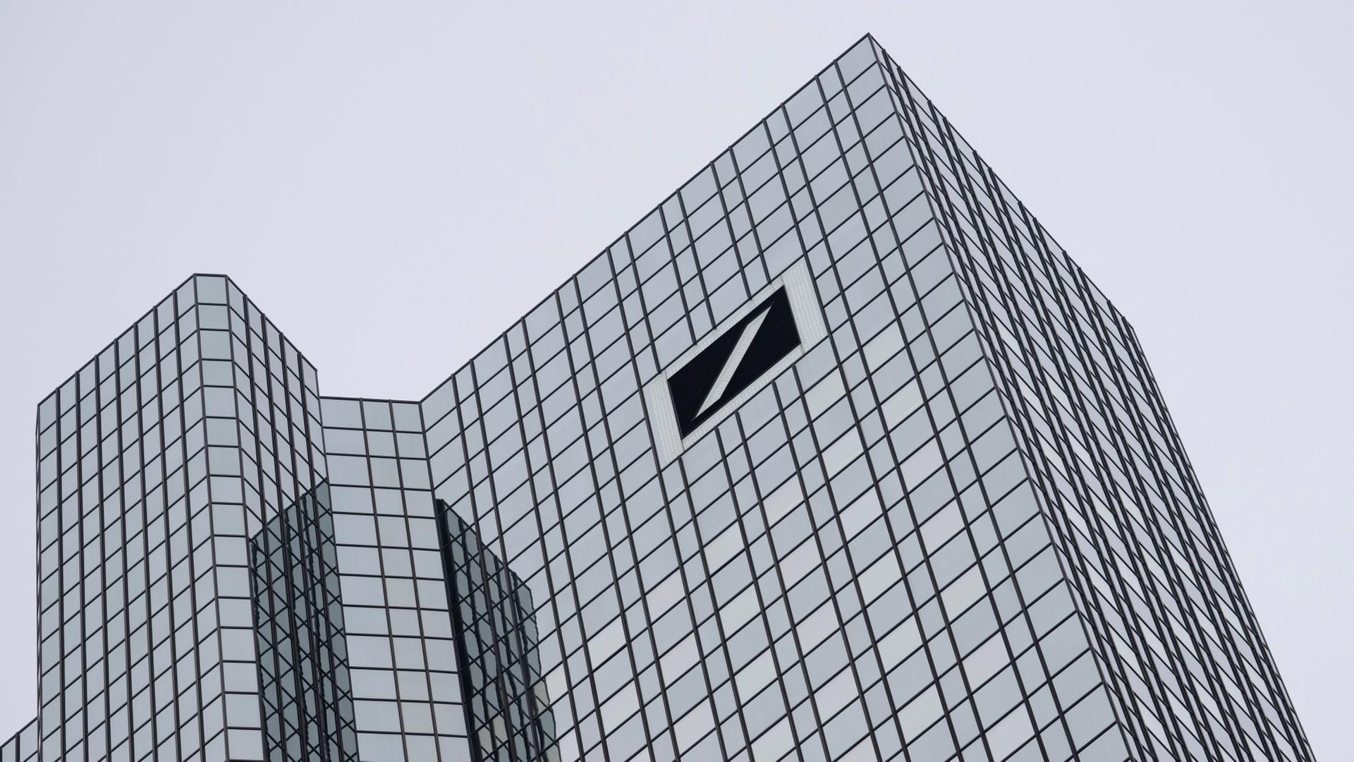 Das Logo der Deutschen Bank ist auf dem Gebäude am Hauptsitz der Bank in Frankfurt am Main zu sehen | Boris Roessler/dpa