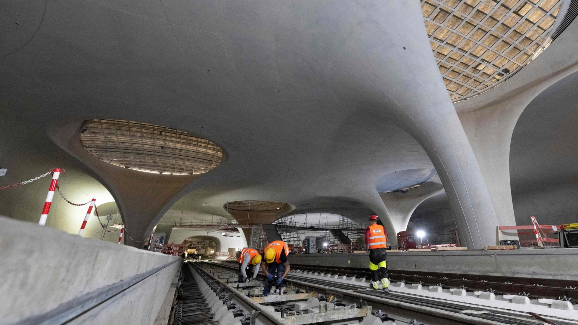 Bauarbeiter arbeiten an den Schienen im Bahnhof Stuttgart 21 | AFP