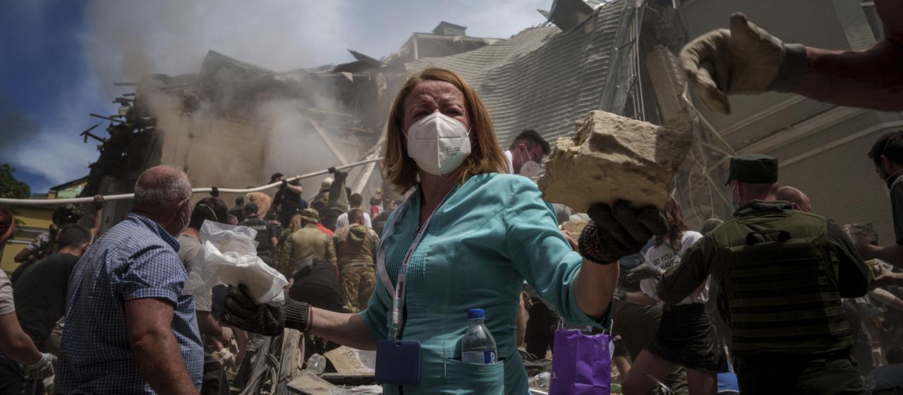 Rettungskräfte stehen vor dem Okhmatdyt-Kinderkrankenhaus in Kiew, das von russischen Raketen getroffen wurde. 