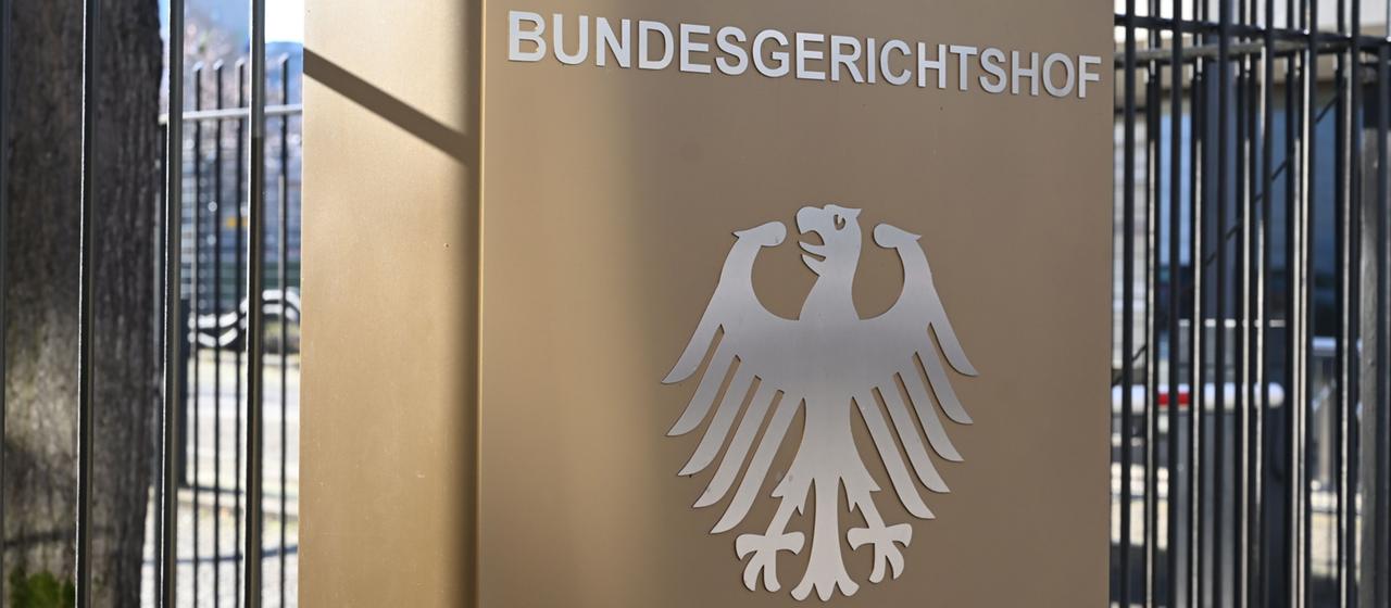 Hinweisschild mit Bundesadler und dem Schriftzug 