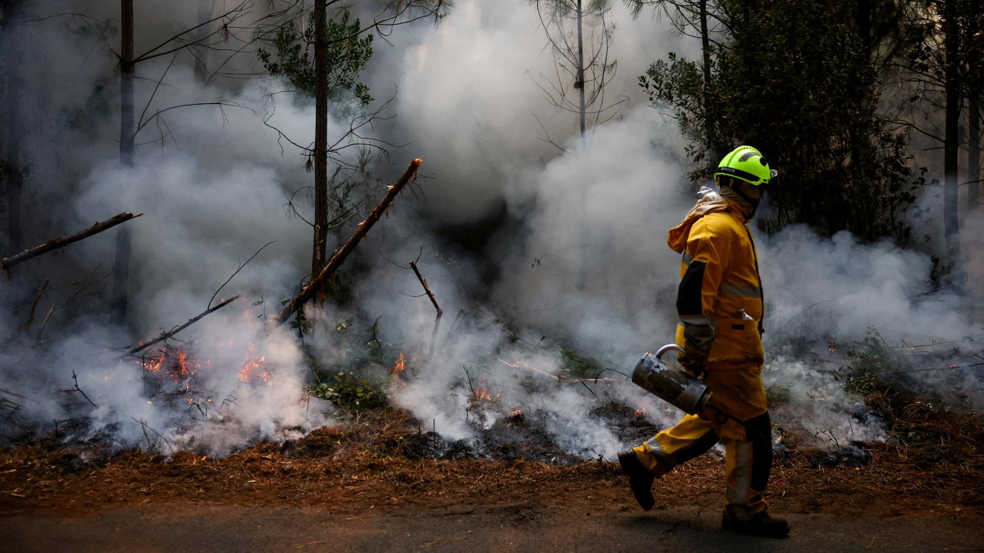 Ein Feuerwehrmann ist bei einem Waldbrand in Le Porge im Département Gironde im Einsatz. | REUTERS