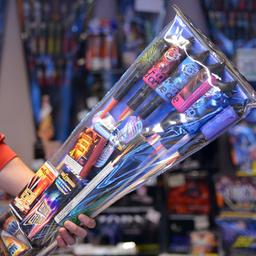 Ein Verkäufer reicht in einem Geschäft Raketen über die Ladentheke.