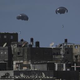 Hilfsgüter werden über dem zentralen Gazastreifen für die Palästinenser abgeworfen.