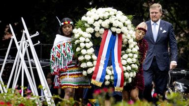 König Willem-Alexander legt im Oosterpark in Amsterdamwährend der Nationalen Gedenkfeier zur Geschichte der Sklaverei einen Kranz nieder. 