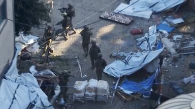 Auf diesem Bild, aus einem von den israelischen Streitkräften veröffentlichten Video, laufen israelische Soldaten im Bereich des Al-Shifa-Krankenhauses in Gaza-Stadt umher. 