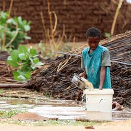 Ein vertriebenes sudanesisches Kind gießt Wasser im Lager Zamzam in Nord-Darfur (Sudan) in einen Eimer.