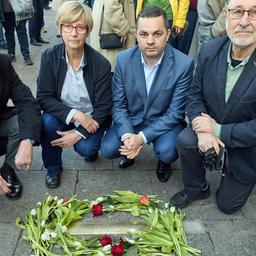 Rüdiger Siechau (l-r), Geschäftsführer Stadtreinigung, Heike Lattekamp, Stellvertretende Landesleiterin ver.di Hamburg, Ralf Neubauer (SPD), Bezirksamtsleiter Hamburg-Mitte, und Ingo Wille, Stolperstein-Initiative Hamburg nehmen an der Enthüllung einer Stolperschwelle zur Erinnerung an die Häftlinge des KZ-Außenlagers Spaldingstraße teil.