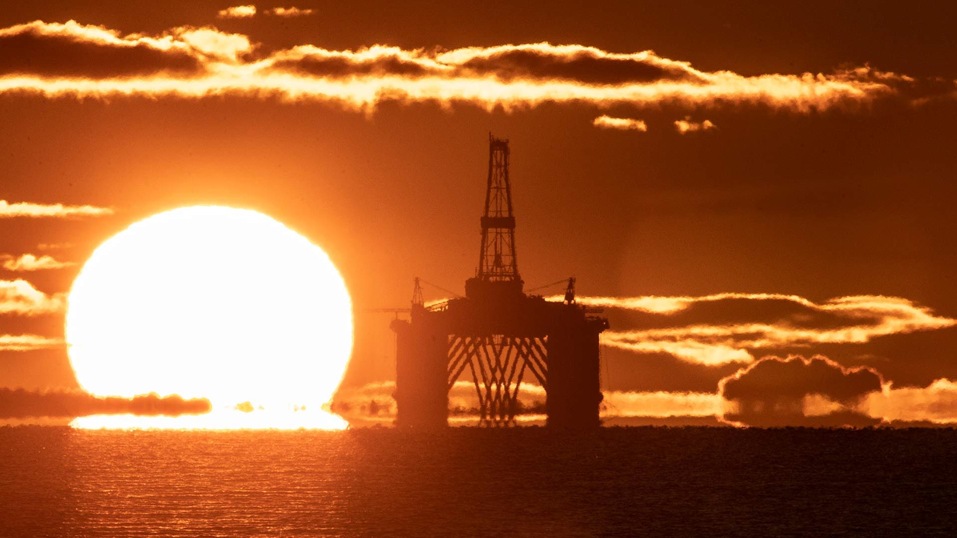 Sonnenaufgang an der britischen OstkÃ¼ste hinter einer Ãlplattform. | picture alliance/dpa/PA Wire