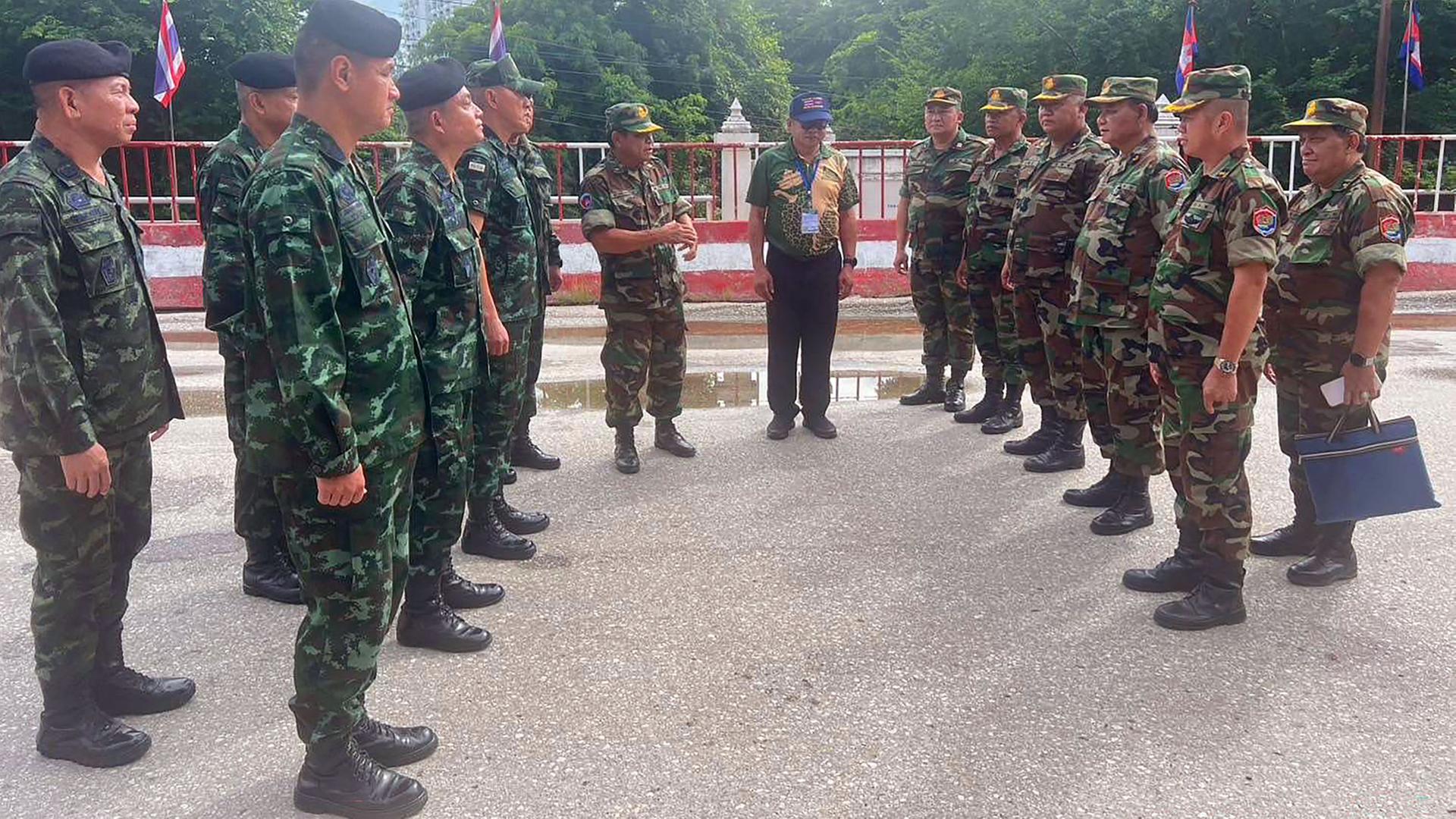 Kommandeure der Königlich-Thailändischen Armee und der Königlich-Kambodschanischen Armee bei einem Treffen an der thailändisch-kambodschanischen Grenze. | AFP PHOTO / ROYAL THAI ARMY