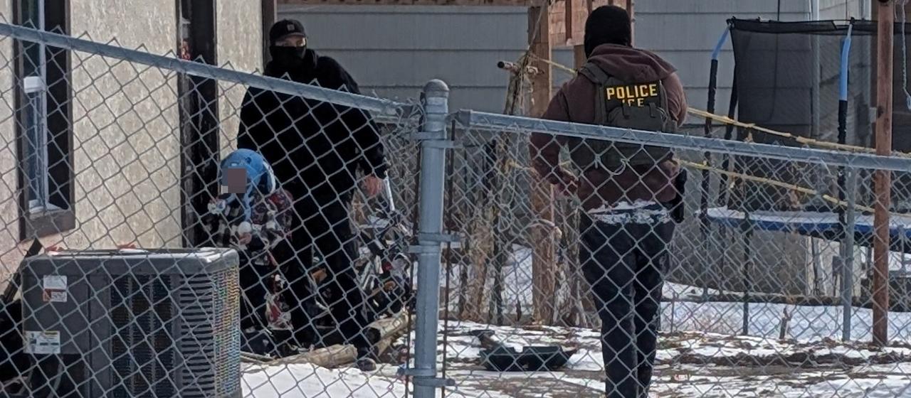 ICE-Agenten nehmen den fünfjährigen Liam Conejo R. fest.