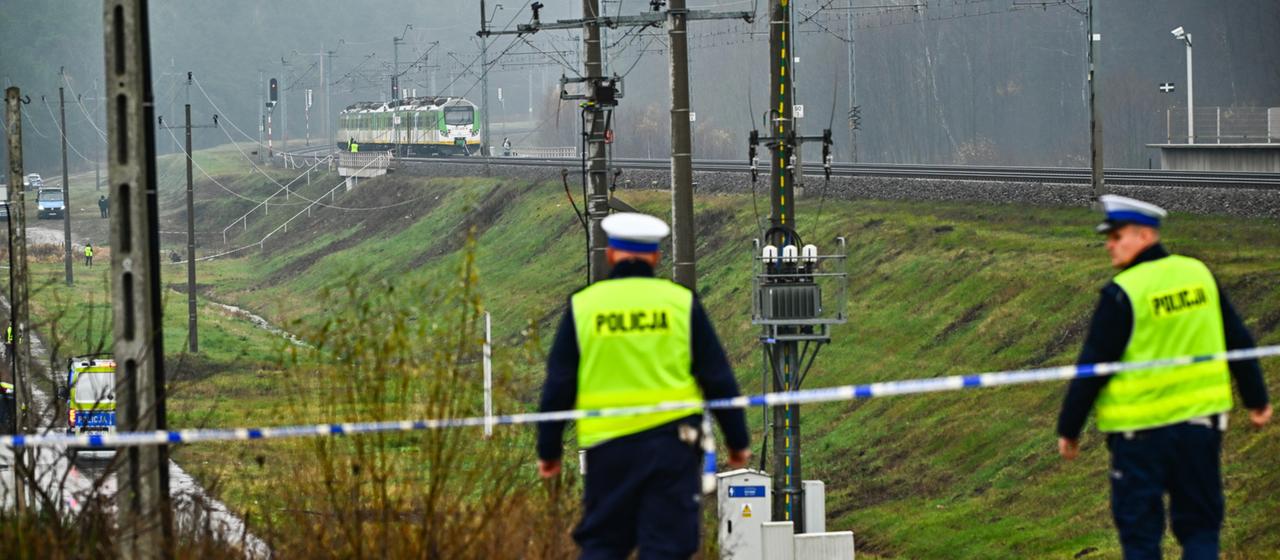 Polizisten am Ort des Anschlags nahe Mika