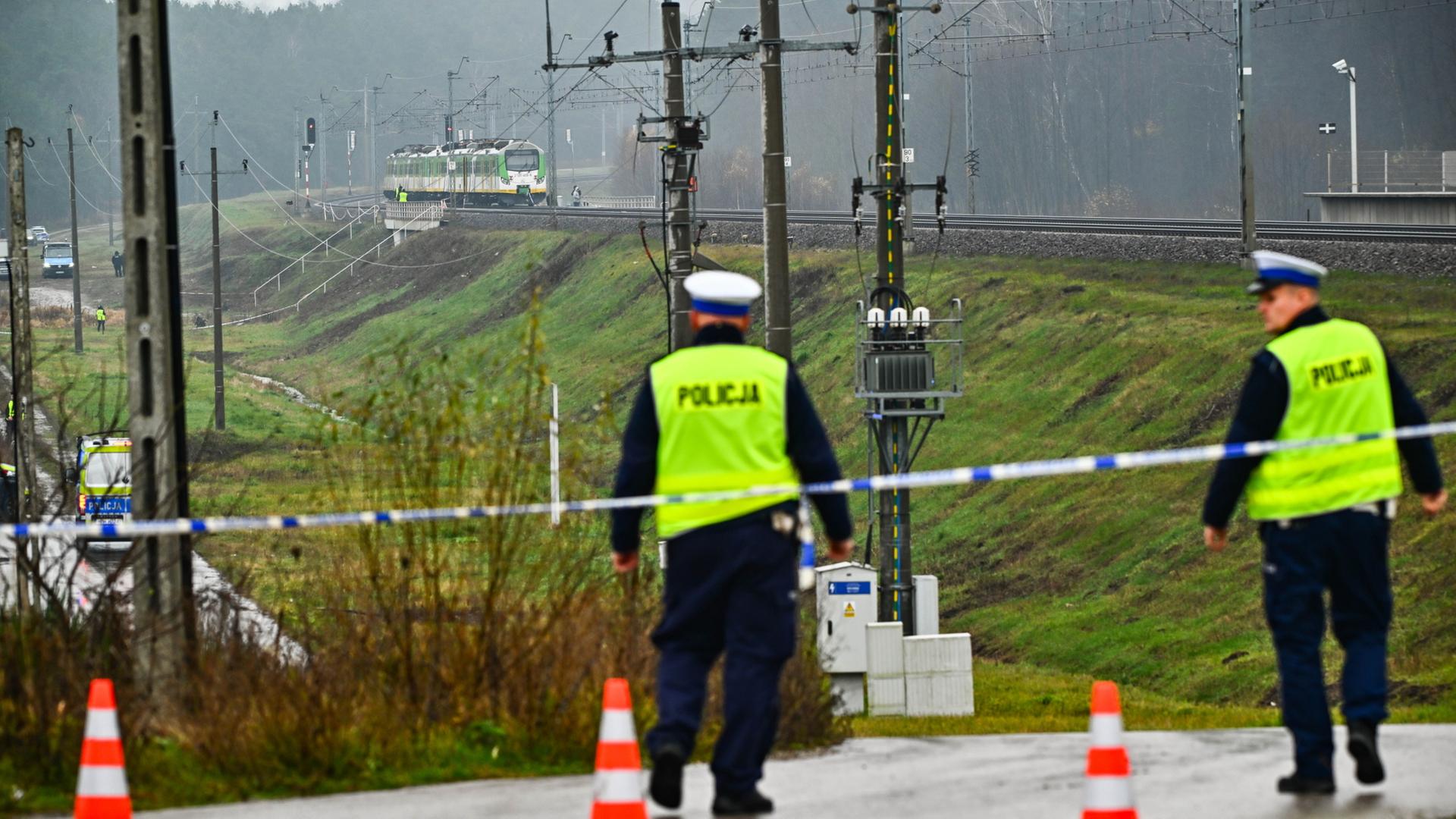 Polizisten am Ort des Anschlags nahe Mika | EPA