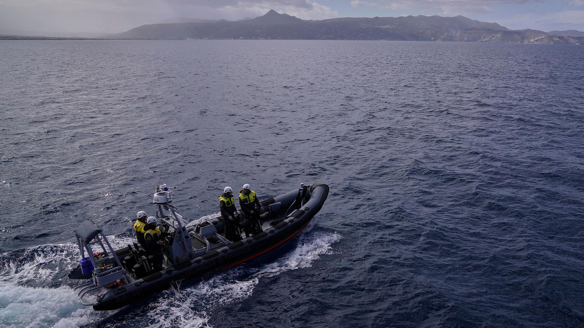  Frontex-Beamte patrouillieren mit einem Schnellboot. | AP