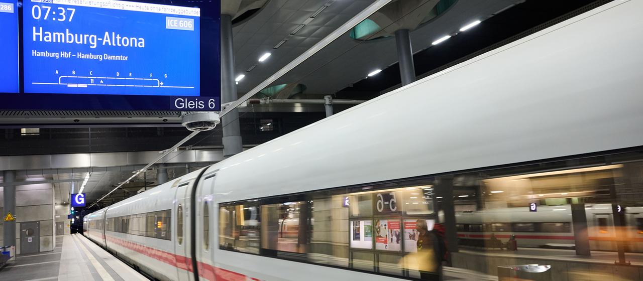 Am Berliner Hauptbahnhof kündigt eine Anzeigetafel den Zug nach Hamburg Altona an.