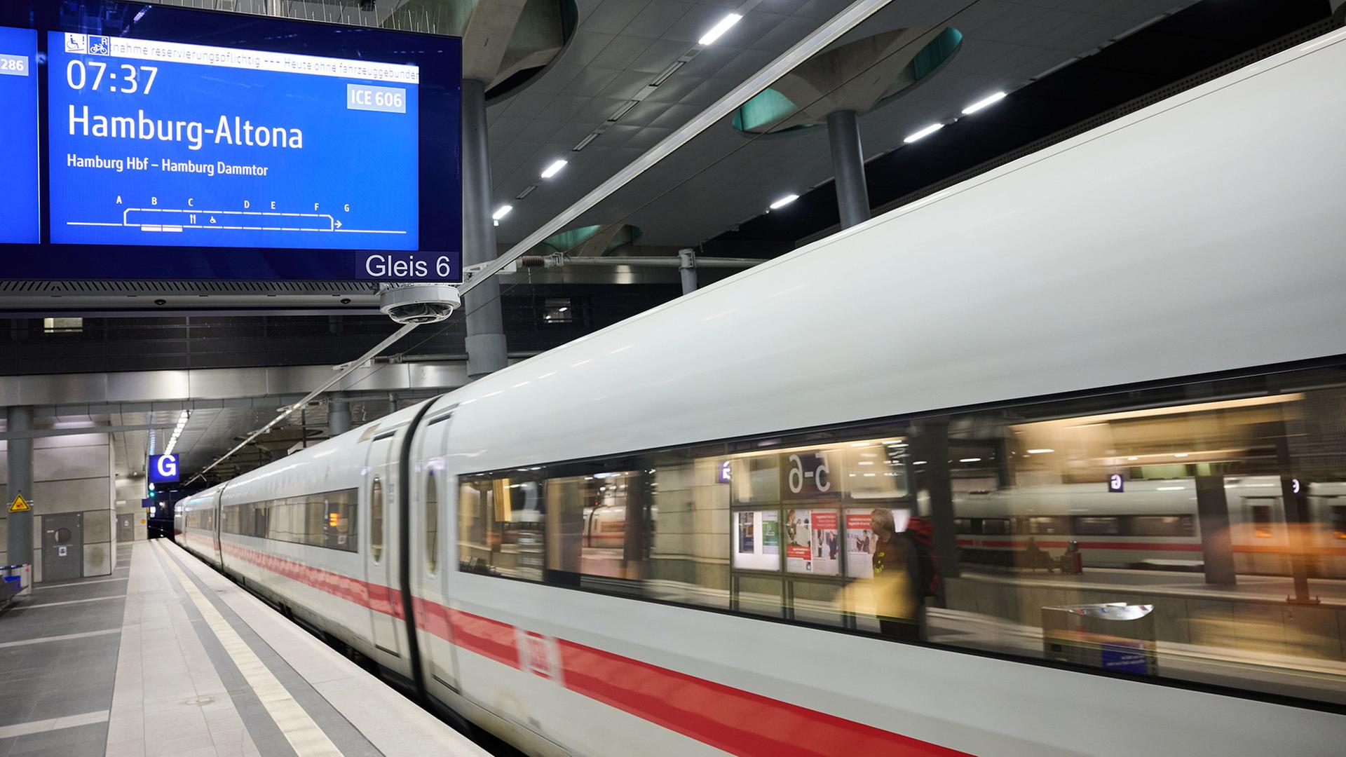 Am Berliner Hauptbahnhof kündigt eine Anzeigetafel den Zug nach Hamburg Altona an. | Annette Riedl/dpa