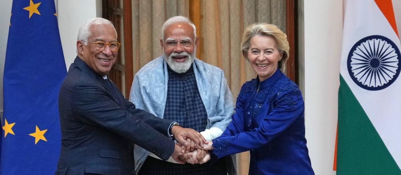 Narendra Modi (M.) begrüßt Antonio Costa (L.) und Ursula von der Leyen