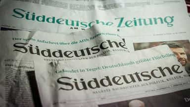 Drei Printausgaben der Süddeutschen Zeitung liegen übereinander