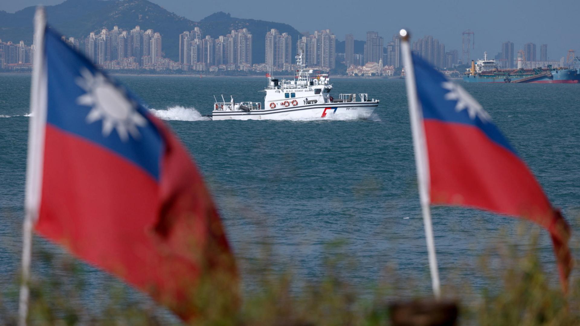 Taiwanische Flaggen vor der Küste, von der die chinesische Stadt Xiamen zu sehen ist  | REUTERS