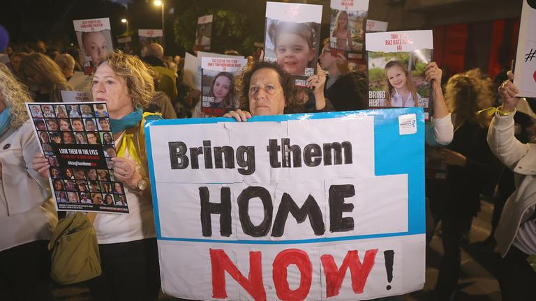 Menschen demonstrieren in Tel Aviv für die Freilassung der Geiseln welche von der Hamas festgehalten werden.