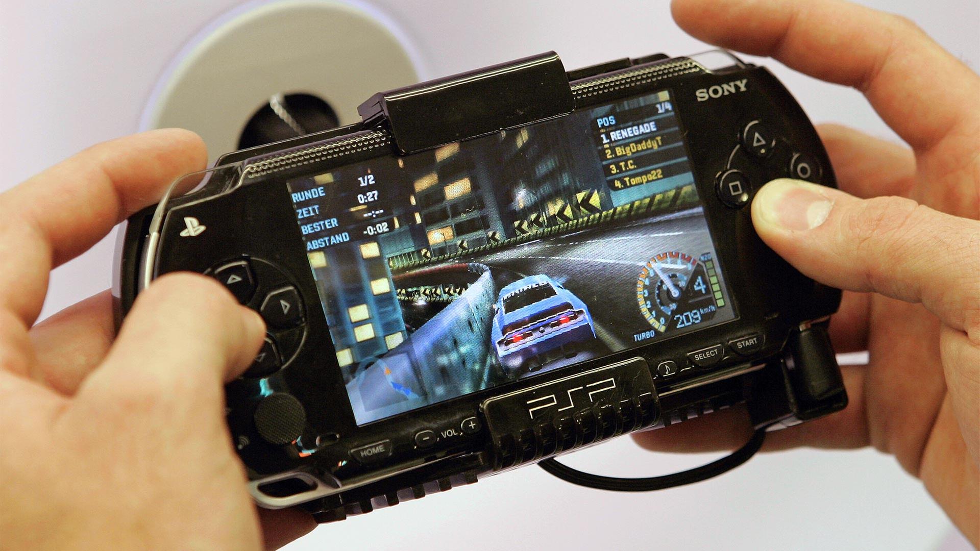 Eine Person spielt in einem Kaufhaus mit der Sony Playstation Portable (Archivbild vom 01.09.2005) | picture-alliance/ dpa/dpaweb