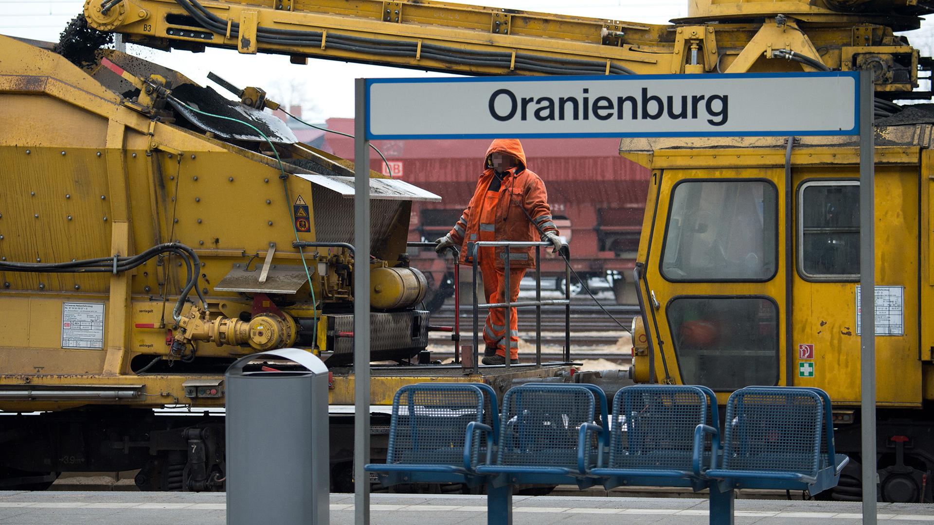 Archivbild: Ein Mitarbeiter der DB Bahnbau ist während Gleisbauarbeiten im April 2013 am Bahnhof Oranienburg tätig. (Quelle: Picture Alliance/Marc Tirl) | Picture Alliance/Marc Tirl